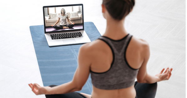 A videómegosztó platformok több ezer ingyenes online edzést kínálnak. Számos személyi edző tölt fel 40-60 perces, teljes testet átmozgató online-edzéseket.