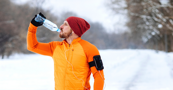 Bár hideg időben kevésbé érezzük a szomjúságot, a hidratáltság ugyanúgy fontos, mint nyáron. Fogyasszunk elegendő vizet vagy elektrolitokat az edzés alatt.