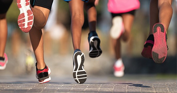 Ha futás közben gyakran fáj a talpunk érdemes lehet utánajárni a problémának. A tünetet okozhatja sérülés, túlterhelés, de akár helytelen futótechnika is.