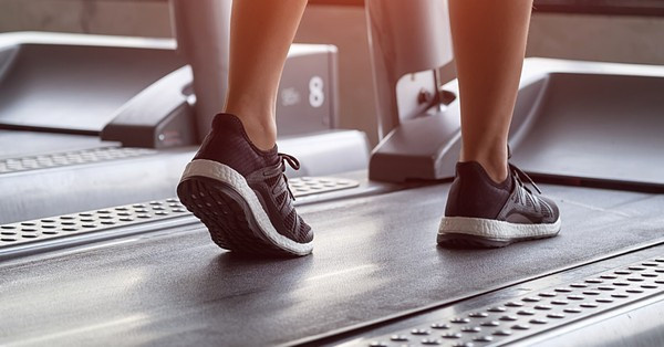 Ha futás közben gyakran fáj a talpunk érdemes lehet utánajárni a problémának. A tüneteket lehetséges, hogy elhasználódott, vagy nem megfelelő lábbeli okozza.
